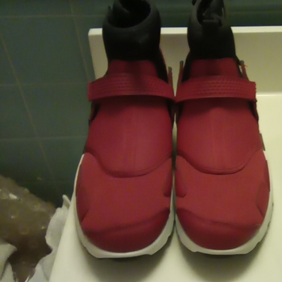 Shoes - Picture 2 of 8